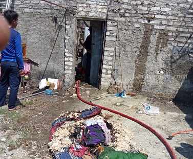 Selang Kompor Gas Bocor, Dapur Warga Sampang Terbakar Rumah warga Sampang yang terkabar akibat selang elpiji bocor (Foto: Zamachsari/beritajatim.com)