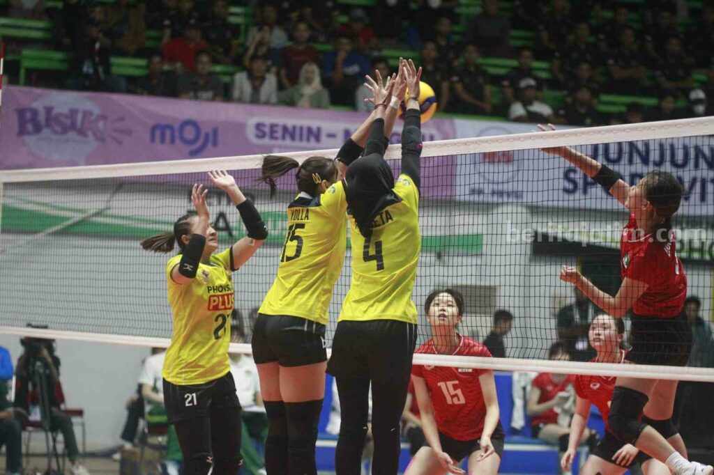 Tiga pemain voli putri Timnas Indonesia melakukan block smash yang dilakukan pemain Makau China diajang AVC Chalallenge 2023 yang digelar di GOR Tridarma Petrokimia Gresik
