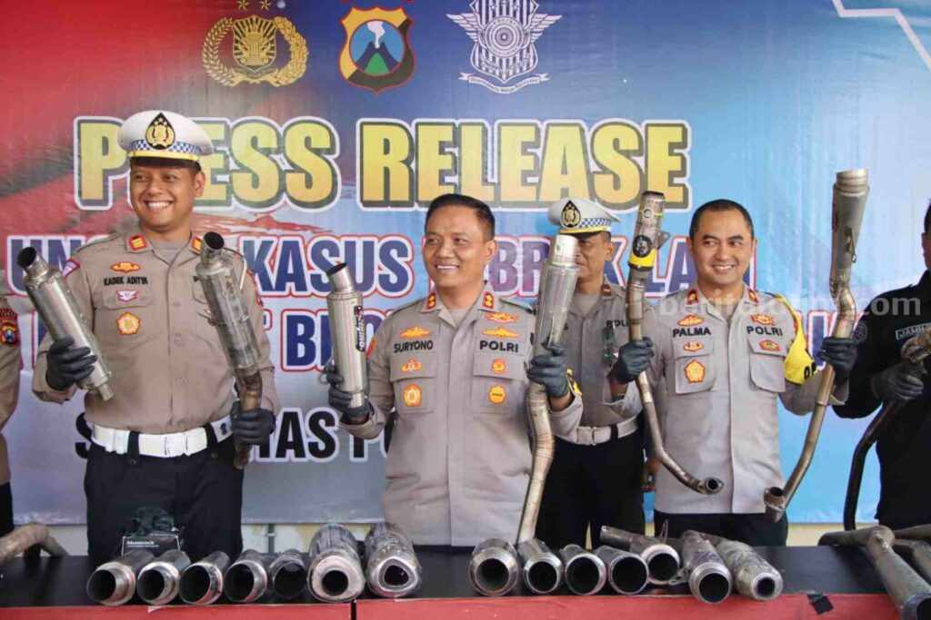 Ratusan knalpot brong yang disita Satlantas Polres Tuban. [Foto:Diah Ayu/beritajatim.com]