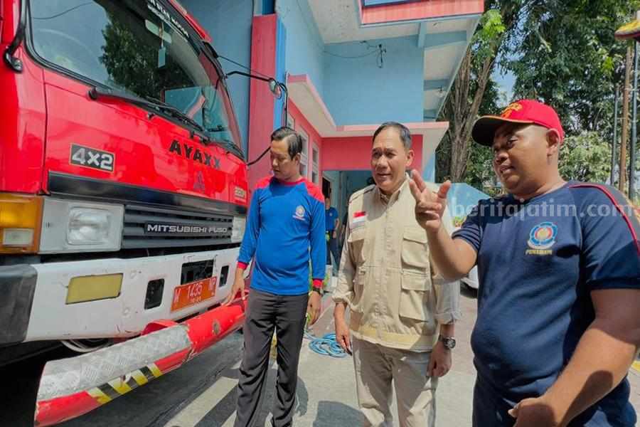 Pemerintah Diminta Perhatikan Sarpras dan Kesejahteraan Petugas Damkar Bambang Haryo Soekartono dan petugas PMK di Pos Waru