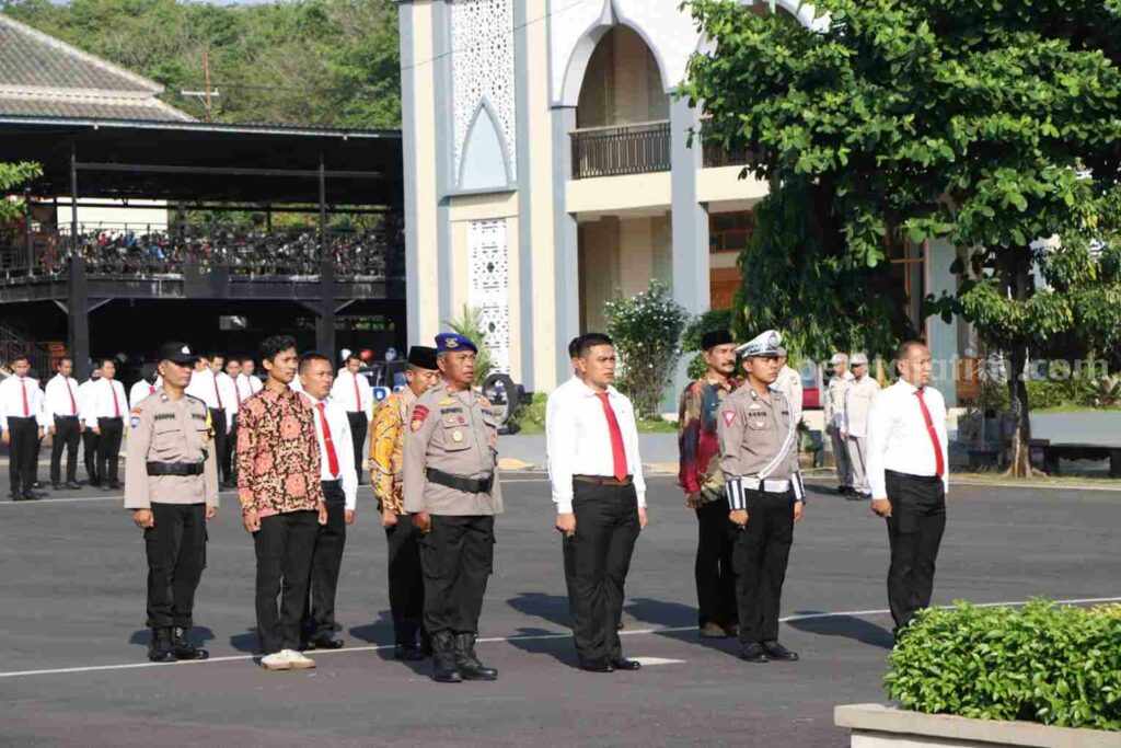 Personel Polres Tuban terima penghargaan prestasi dari Kapolres Tuban AKBP Suryono. [Foto:Diah Ayu/beritajatim.com]
