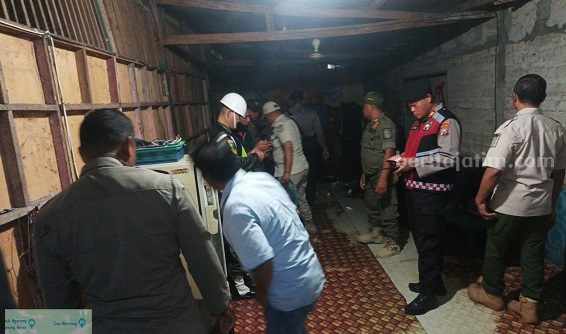 Petugas gabungan saat melakukan razia di beberapa tempat karaoke dan Hotel di Tuban. [Foto:Diah Ayu/beritajatim.com]
