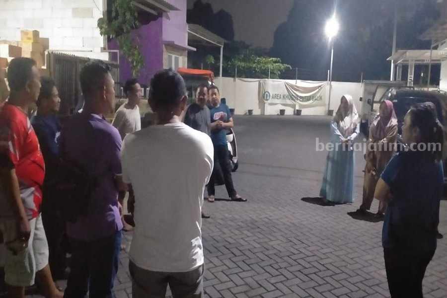 Gudang Sembako di Perumahan Regency Kalilom Surabaya Diprotes Warga Sejumlah warga usai memprotes gudang sembako di Kalilom, Senin (19/06/2023). (Foto/dokumentasi warga).