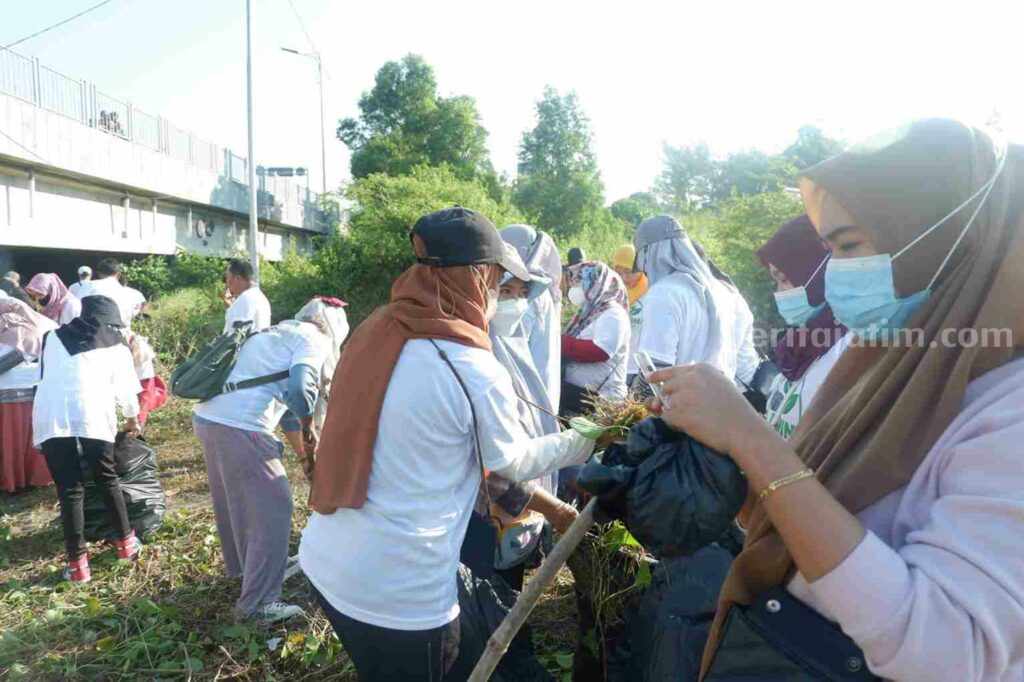 Ratusan pemuda yang tergabung dalam Aktivis Lingkungan Mendukung Gus Muhaimin (Foto: Zamachsari/beritajatim.com)