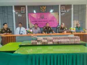 Suami Istri Tersangka Kasus Dugaan Korupsi Pengadaan Kapal Kembalikan Uang Negara Rp 2,6 Miliar Kejari Sumenep mengumumkan pengembalian kerugian negara dalam pembelian kapal