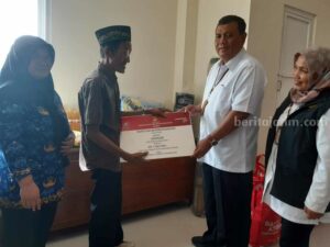 Kemensos Dorong Pengembangan Usaha bagi Disabilitas dan Lansia di Bojonegoro Penyerahan bantuan dari Kemensos RI