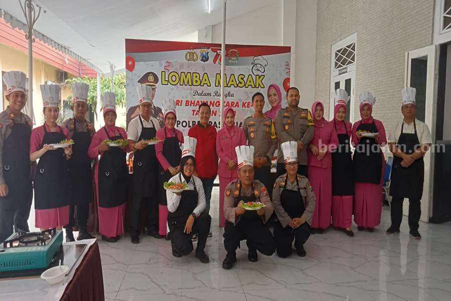 Polres Pasuruan Gelar Lomba Masak Guna Asah Ketrampilan Bhayangkari Peserta lomba masak bersama juri.