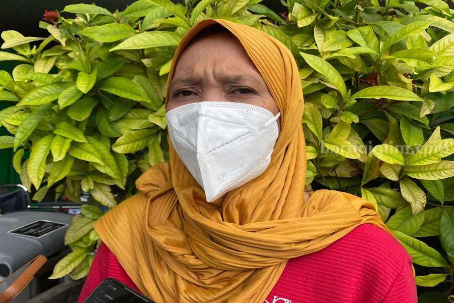 Seekor Monyet Serang 2 Bocah di Traffic Light Jagir Surabaya Palupi saat diwawancarai awak media di RSUD dr. Soetomo, Selasa (20/06/2023). (Foto/ist)