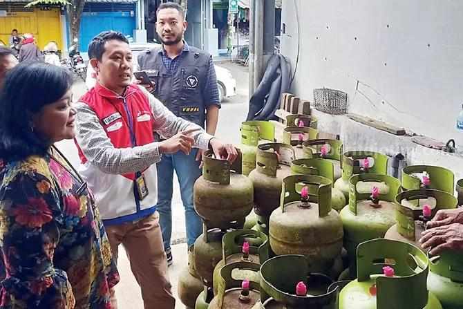 Eny Handayani, Sekretaris TPID Kota Malang saat melaksanakan Sidak beberapa waktu lalu. Dan Pertamina Patra Niaga memastikan bahwa stok LPG dalam rantai distribusi Pertamina sampai dengan Pangkalan Resmi LPG 3 kilogram dalam keadaan aman.