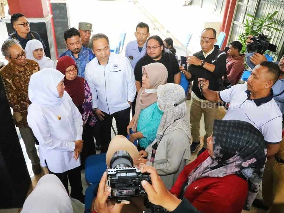 Gubernur Jatim Khofifah Indar Parawansa meninjau posko layanan PPDB