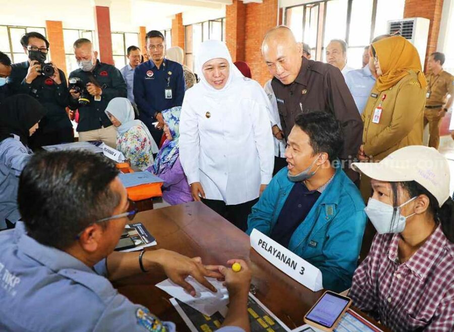 Peserta PPDB Masih Temui Kendala, Pemprov Jatim Siapkan Posko Gubernur Jatim Khofifah Indar Parawansa meninjau kantor pelayanan PPDB di UPT Dindik Jatim Jalan Jagir Sidoresmo V Surabaya