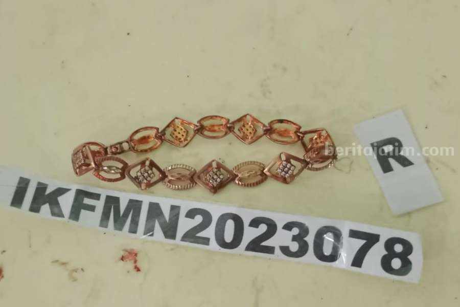 Gelang yang terpasang di tangan kanan mayat perempuan di kebun jagung petak 53 A1 RPH Sidolaju BKPH Kedunggalar masuk Desa Bangunrejo Kidul Kecamatan Kedunggalar Kabupaten Ngawi, Selasa (20/6/2023)