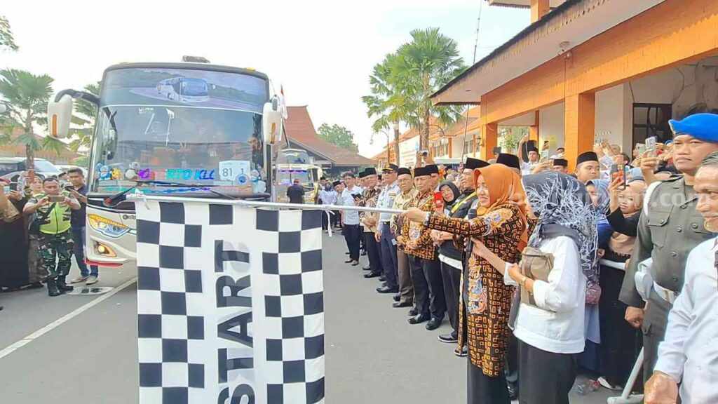 Bupati Mojokerto Ikfina Fahmawati memberangkatkan ratusan CJH di halaman Pemkab Mojokerto. [Foto : Misti/beritajatim.com]