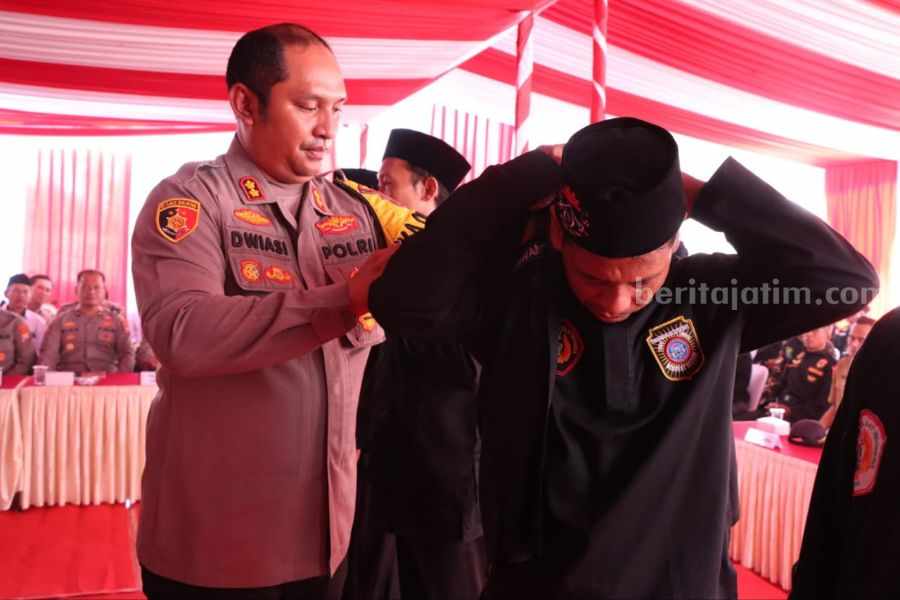 Kapolres Ngawi AKBP Dwiasi Wiyatputera saat memasangkan rompi pada anggota Satgas Kertonegoro Karangjati.