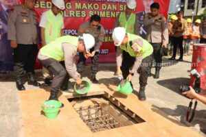 Kapolda Jatim Peletakan Batu Pertama Pembangunan Mako dan Gedung SPKT Polres Sumenep Kapolda Jatim peletakan batu pertama pembangunan Polres Sumenep (foto : humas Polres Sumenep)