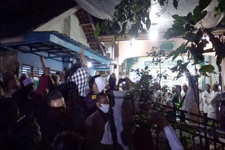 Warga saat berusaha membubarkan pengajian yang diduga digelar oleh organisasi HTI.