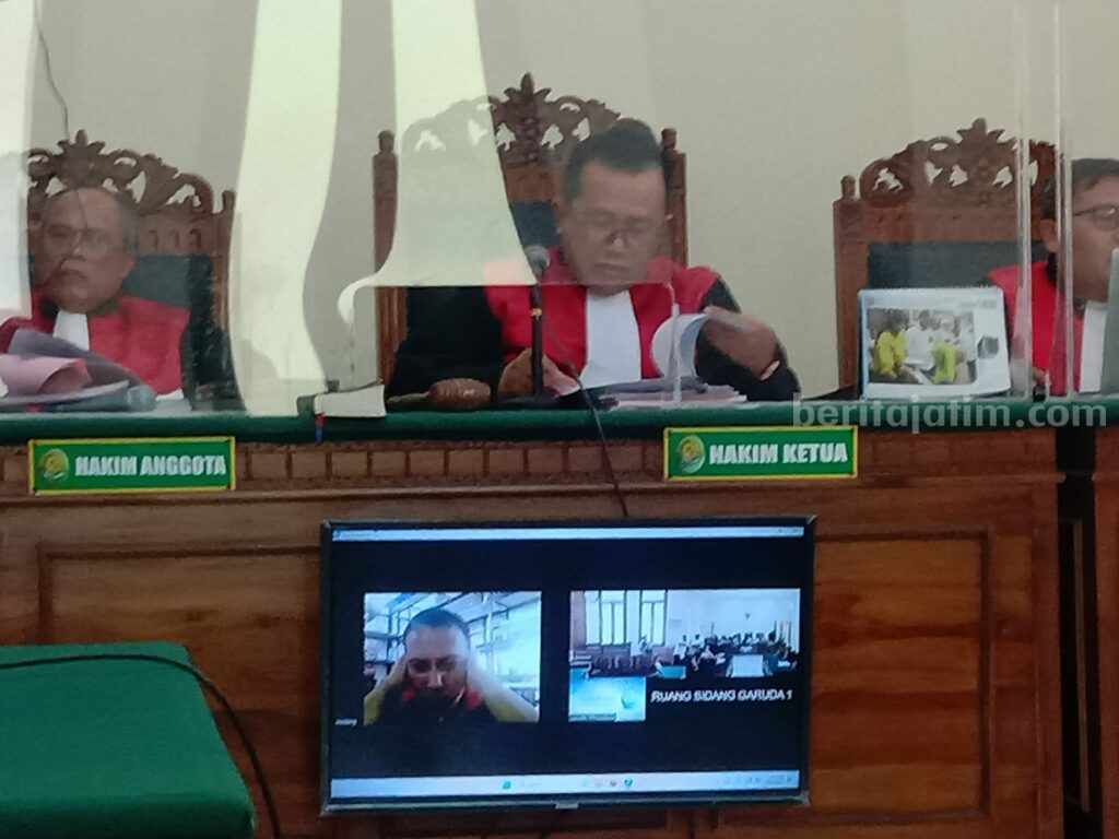 Terdakwa pembeli mobil curian Roberto Agustinus saat mendengar putusan majelis hakim yang diketuai Mangapul