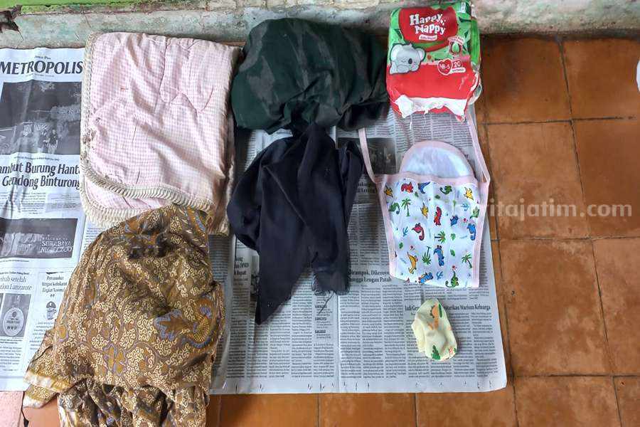 Barang bukti penemuan bayi di Desa Lecari, Sukorejo.