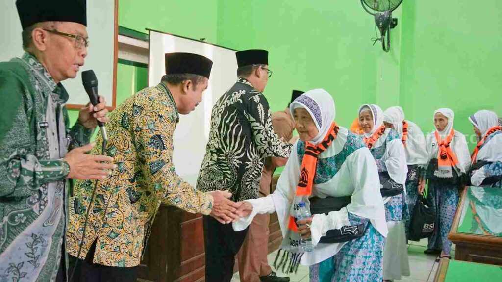 Jemaah haji kuota tambahan 11 orang yang diberangkatkan menuju asrama haji Surabaya. [Foto:Diah Ayu/beritajatim.com]