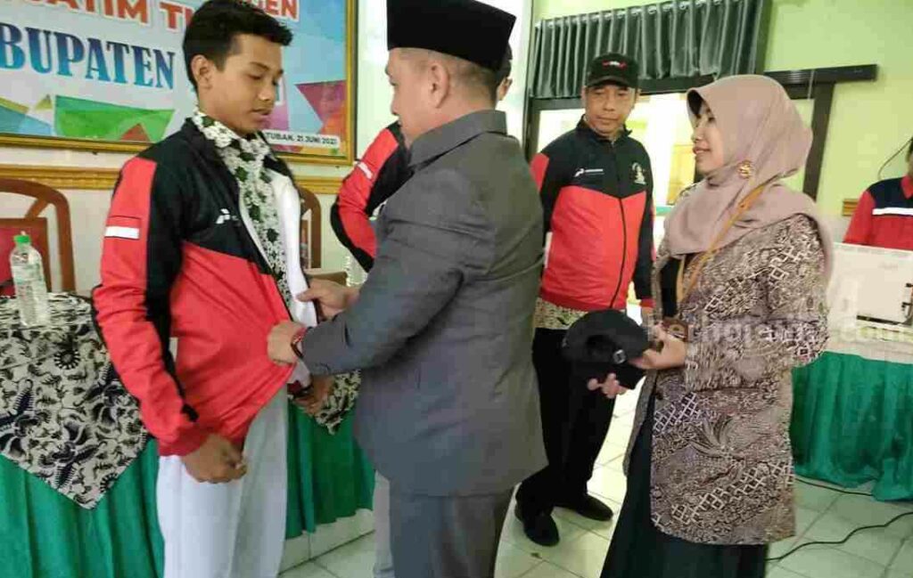 Wakil Bupati Tuban H. Riyadi saat memberangkatkan atlet Porseni. [Foto:Diah Ayu/beritajatim.com]