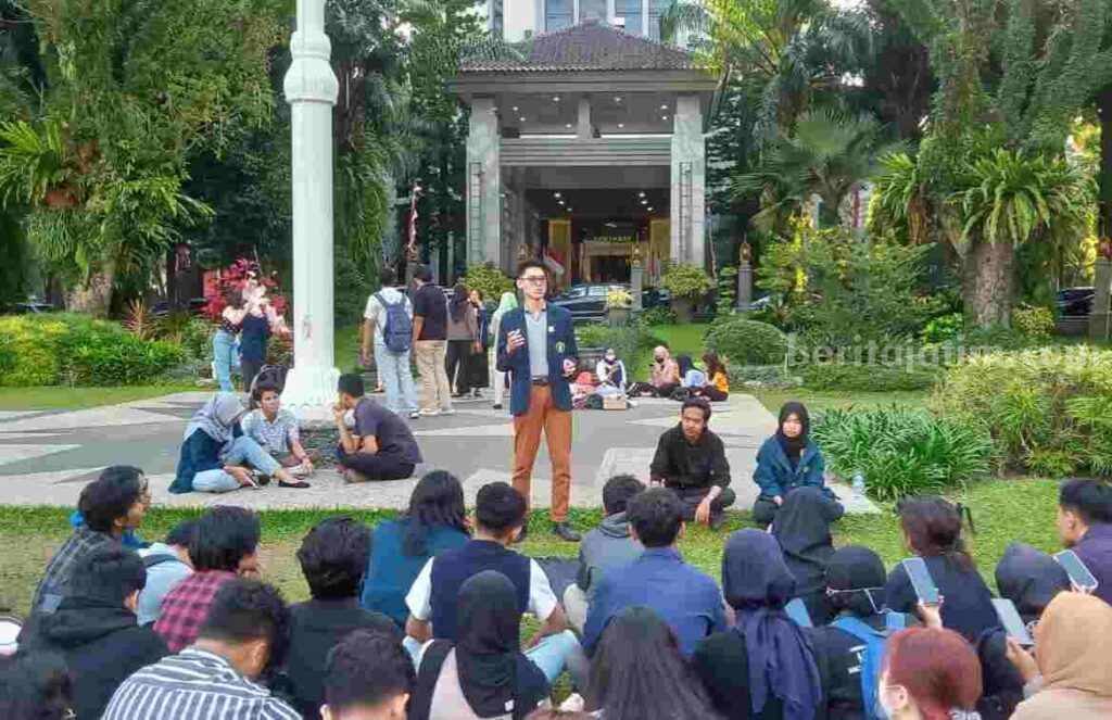 Amarah Brawijaya Tuntut Kebijakan Warek 3 UB Malang Persiapan aksi dari Amarah Brawijaya untuk menuntut kebijakan Warek 3 UB (Foto: Istimewa)