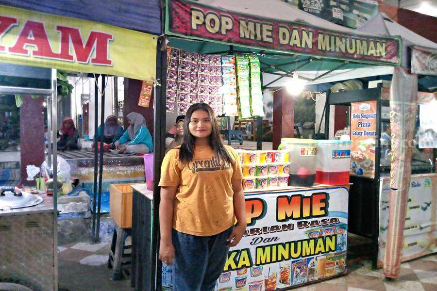 Isro Fillatin salah satu pedagang yang menggantungkan hidupnya dengan berjualan di pasar wisata Cheng Hoo Pandaan, Pasuruan