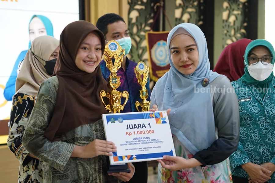 Ketua TP PKK Sidoarjo Ning Sasha memberikan hadiah kepada juara l lomba vlog Ketua TP PKK Sidoarjo Ning Sasha memberikan hadiah kepada juara l lomba vlog