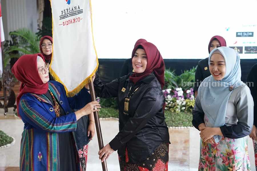 Penyerahan bendera dari Ketua Persana Jatim kepada Ketua Korda Persana Sidoarjo