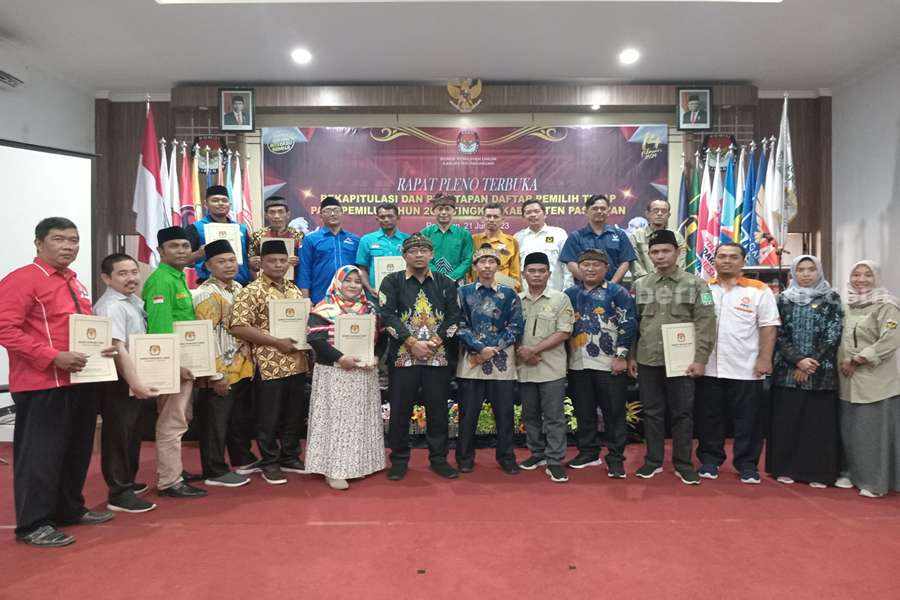 Seluruh jajaran KPU Kabupaten Pasuruan beserta perwakilan partai politik.