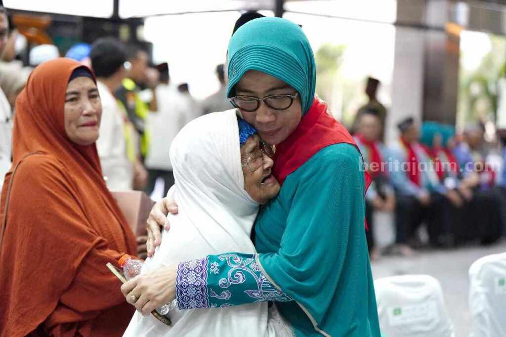 SIG Berangkatkan 177 Jemaah Haji ke Tanah Suci, Salah Satunya Jemaah Tertua Asal Gresik Salah satu keluarga melepas jemaah haji dengan penuh keharuan sebelum diberangkatkan ke tanah suci Mekkah