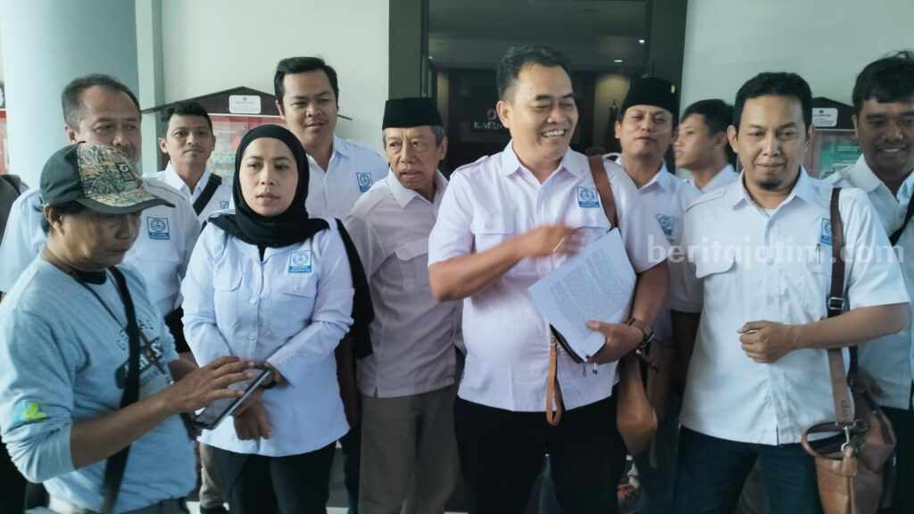 Gapensi melakukan protes ke PUPR Kabupaten Blitar menuntut keterbukaan proyek