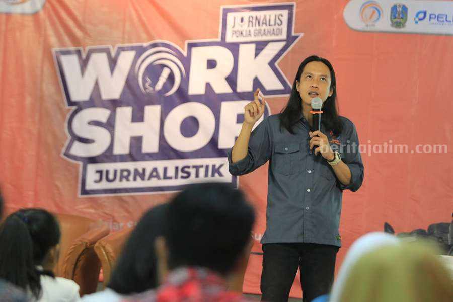 Jurnalis Dadang Kurnia saat memberikan materi jurnalistik.