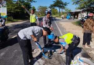 Anggota Satlantas Polres Sumenep Tambal Jalan Berlubang Anggota Satlantas Polres Sumenep tambal jalan berlubang
