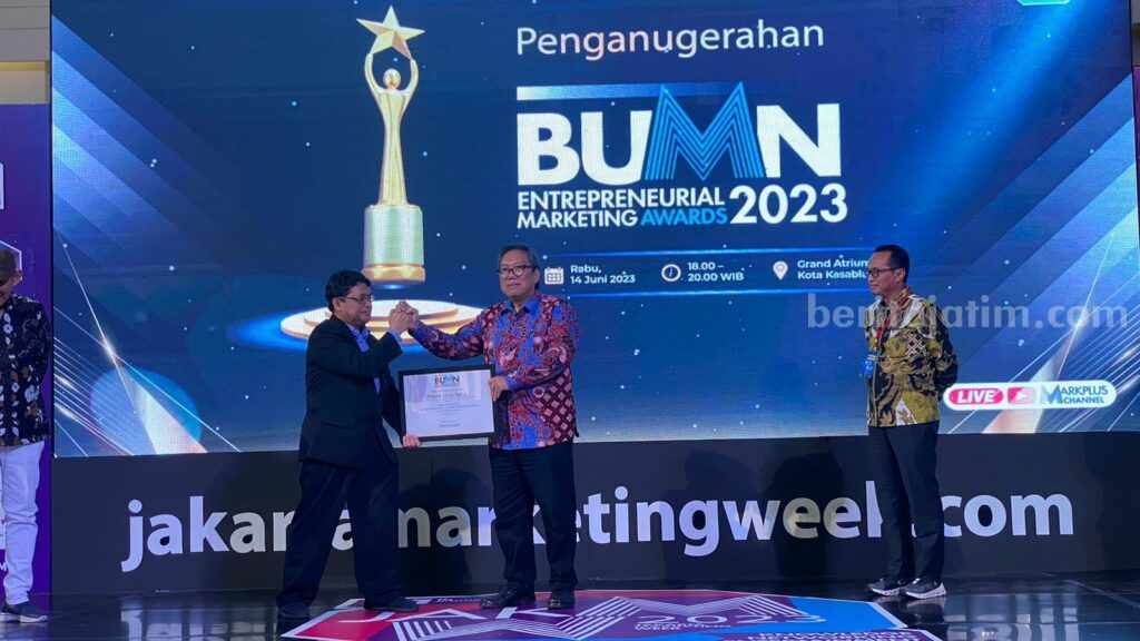 Jasa Tirta I Diganjar The Most Promising Company in Marketing 3.0 BEMA 2023 Direktur Operasional Perum Jasa Tirta I, Milfan Rantawi menerima langsung penghargaan Silver Winner kategori The Most Promising Company in Marketing 3.0