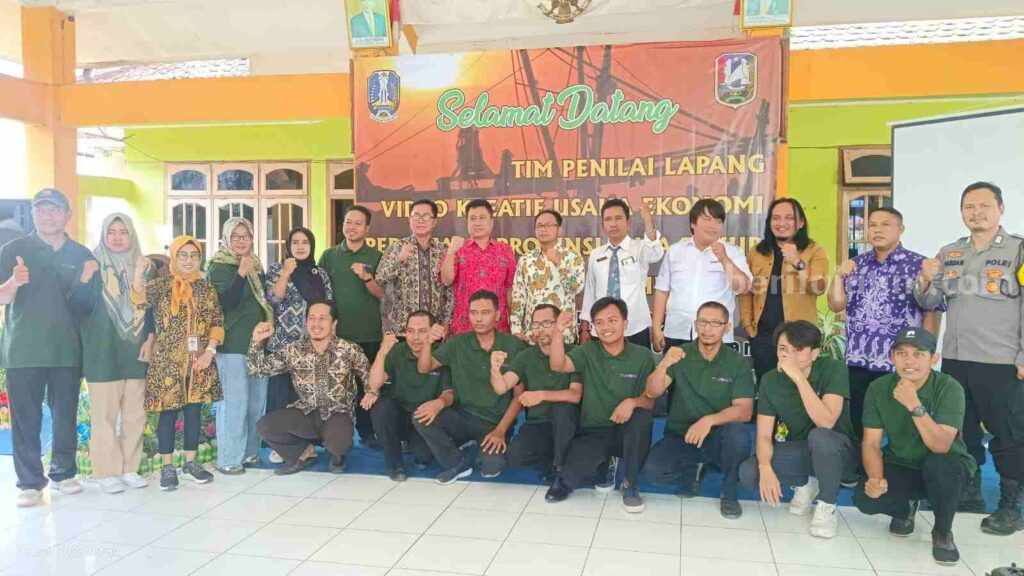 Tim penilai dari Dinas Pemberdayaan Masyarakat dan Desa Provinsi Jawa Timur saat berkunjung di Desa Karangagung, Kecamatan Palang, Kabupaten Tuban. [Foto: Diah Ayu/beritajati.com]