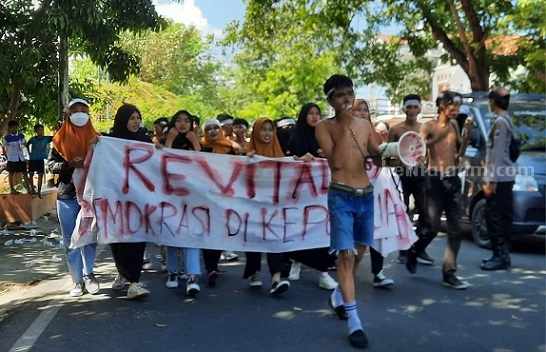 Panwascam Sapeken Diduga Selewengkan BOP, Mahasiswa Demo Bawaslu Sumenep Unjuk rasa Himpass me Bawaslu Sumenep (foto : Temmy/ beritajatim.com)