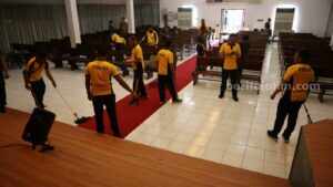 Sambut Hari Bhayangkara, Polres Sumenep Bersih-bersih Masjid, Gereja, dan Klenteng Anggota Polres Sumenep bersih-bersih tempat ibadah