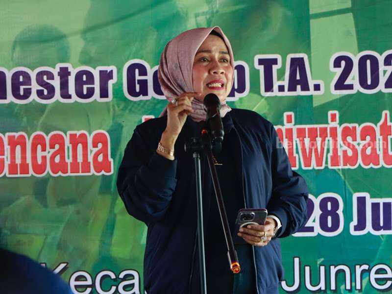 Rektor Unitomo Dorong KKN Tematik Mampu Berikan Program Lanjutan Bagi Masyarakat Rektor Unitomo Siti Marwiyah saat mengunjungi mahasiswa KKN Tematik di Junrejo, Kota Batu