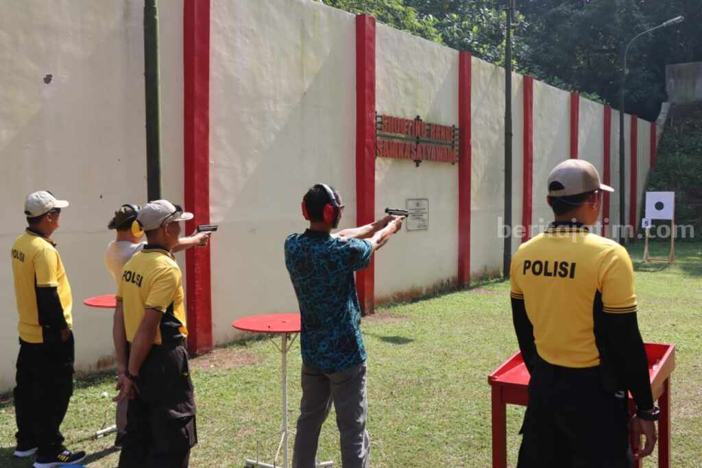 Polres Malang Gelar Lomba Menembak Antar Insan Media Memperingati Hari Bhayangkara Ke-77, Polres Malang menggelar Lombak Menembak antar insan media, Jumat (23/6/2023).