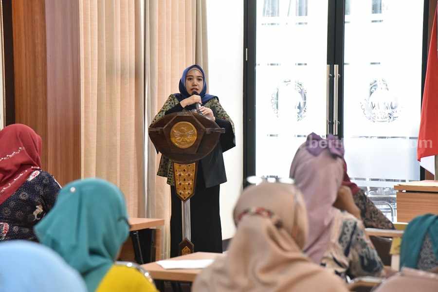 Ketua TP PKK Kab. Sidoarjo Hj. Sa'adah Ahmad Muhdlor (Ning Sasha) saat memberi pengarahan terkait stunting, AKI dan AKB