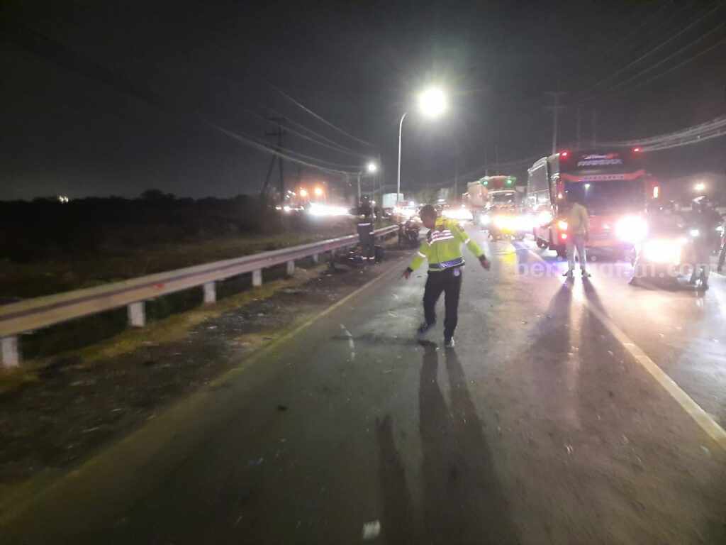 Petugas Sat Lantas Polres Gresik saat olah TKP kecelakaan di lokasi.