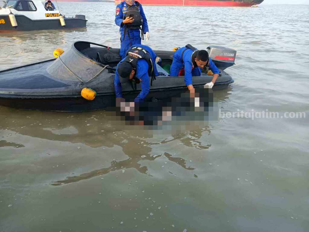 Pria Bangkalan Loncat dari Jembatan Suramadu Ditemukan Meninggal Evakuasi Tiin pria asli Bangkalan yang bunuh diri di jembatan Suramadu (Foto: Zamachsari/beritajatim.com)