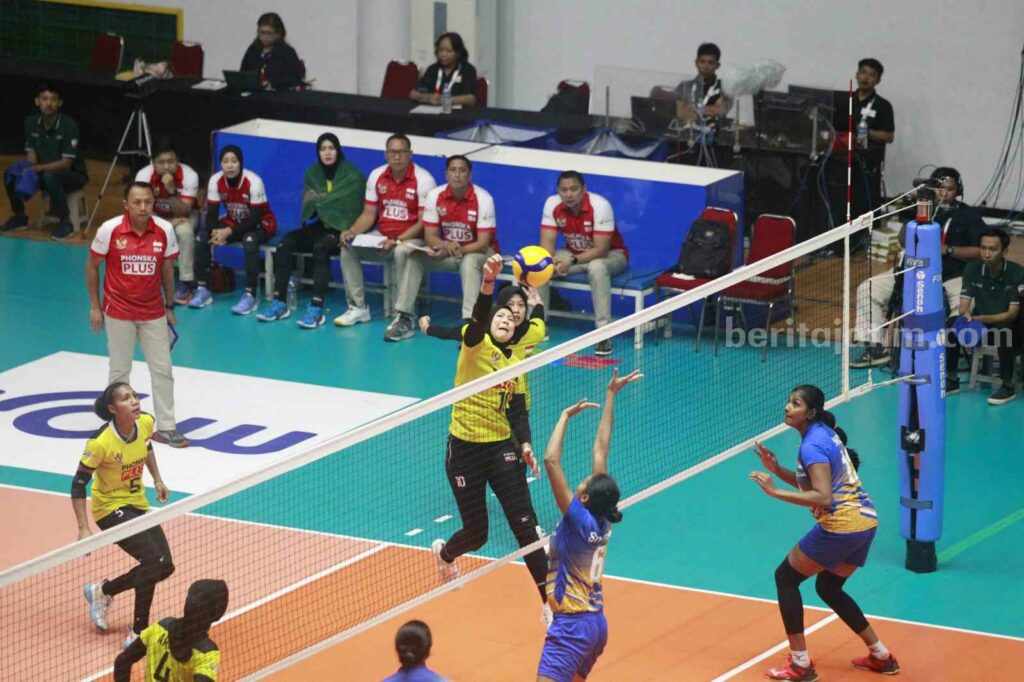 Pemain Indonesia melakukan smash sebelum diblok pemain India diajang AVC Challenge Cup 2023 yang digelar di GOR Tridarma Petrokimia Gresik