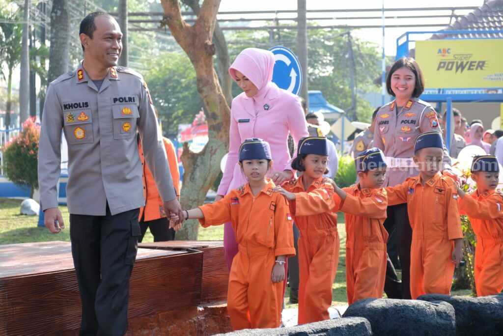 Taman Lalu Lintas Budhi Luhur Polres Malang Jadi Kado Hari Bhayangkara ke 77 Kapolres Malang AKBP Putu Kholis Aryana dan Kasatlantas Polres Malang AKP Agnis Juwita bersama Ketua Bhayangkari Cabang Malang Ujik Putu Kholis, sesuai peresmian Taman Lalu Lintas Budhi Luhur Bhayangkara, Sabtu (24/6/2023).