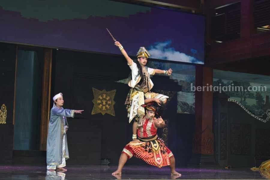 Drama tari cerita Danurekso Sang Duto yang tampil dalam Pagelaran Seni dan Budaya di TMII, Jakarta.