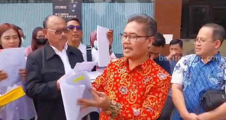 Tim kuasa hukum 122 korban pembelian apartemen Puri City saat lapor di Polda Jatim