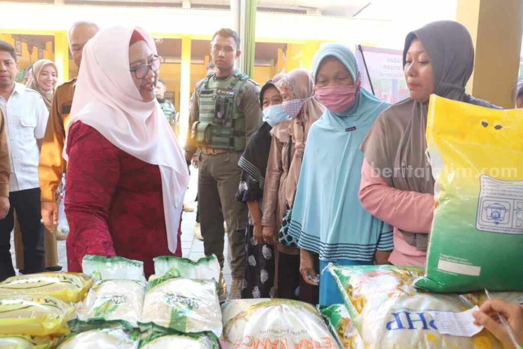 Menjelang Iduladha pemerintah menggelar pasar murah salah satunya di Desa Banjarsari, Kecamatan Cerme, Gresik