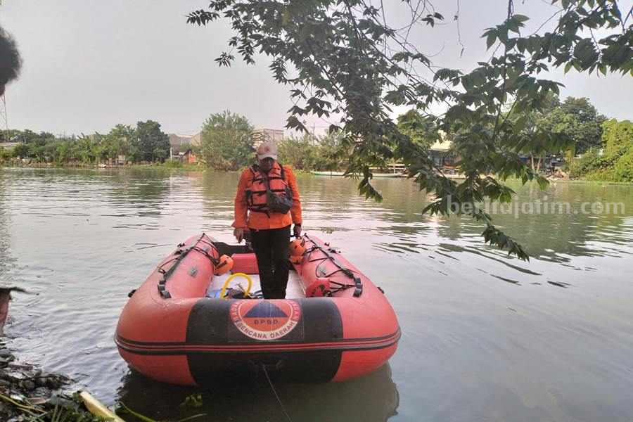Petugas saat menyiapkan perahu untuk melakukan pencarian balita yang tenggelam di Sungai Karah, Senin (26/06/2023). (Foto/Anggadia)