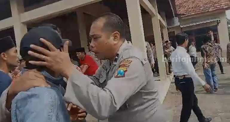 Kericuhan pembentukan P2KD di Desa Langkap, Bangkalan (Foto: Zamachsari/beritajatim.com)