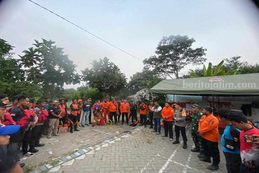 Petugas Gabungan Belum Berhasil Temukan Sinta Petugas gabungan saat melakukan evaluasi penutupan pencarian korban tenggelam di Sungai Karah hari kedua, Senin (26/06/2023). (Foto/Anggadia)